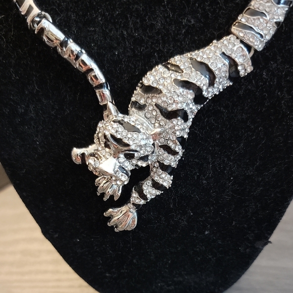 Elegant Silver Tiger Necklace - Picture 2 of 2
